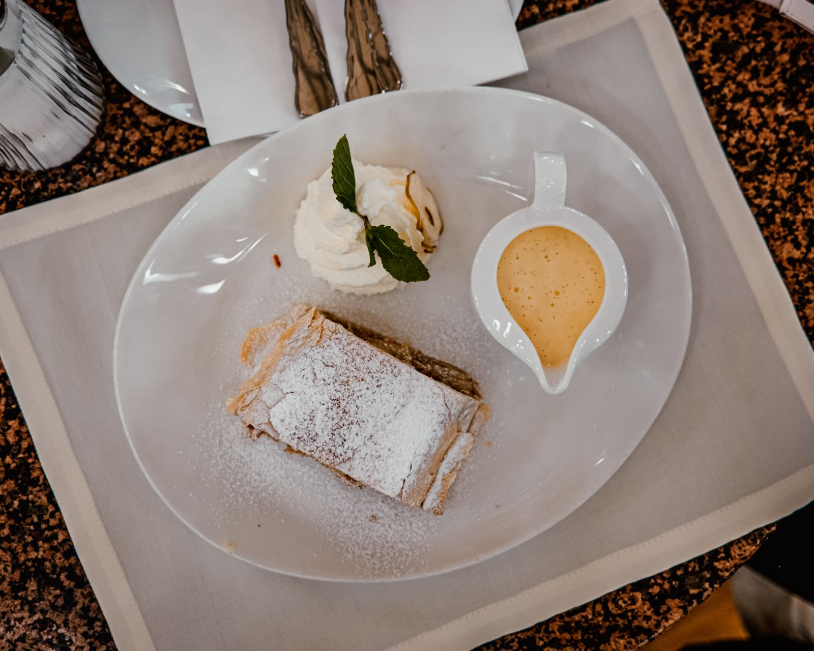 Apfelstrudel mit Schlagobers und Vanillesauce