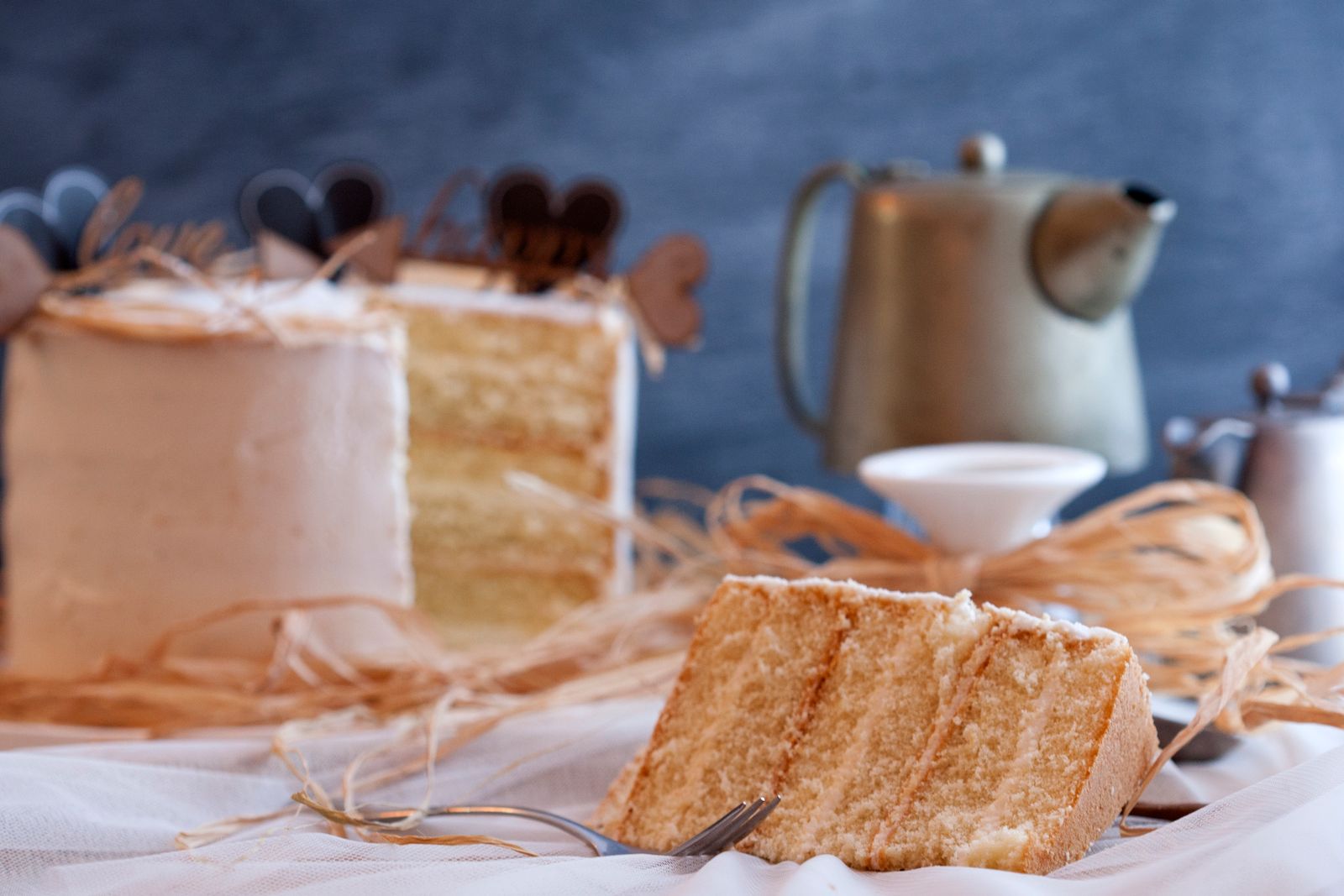 Cremetorte mit Kanne