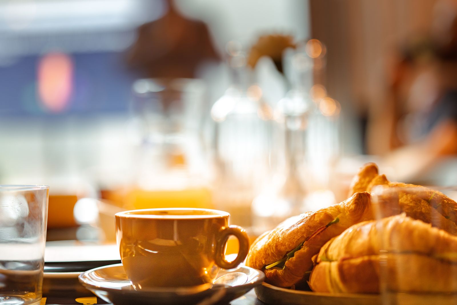Kaffee und Croissants im Morgenlicht