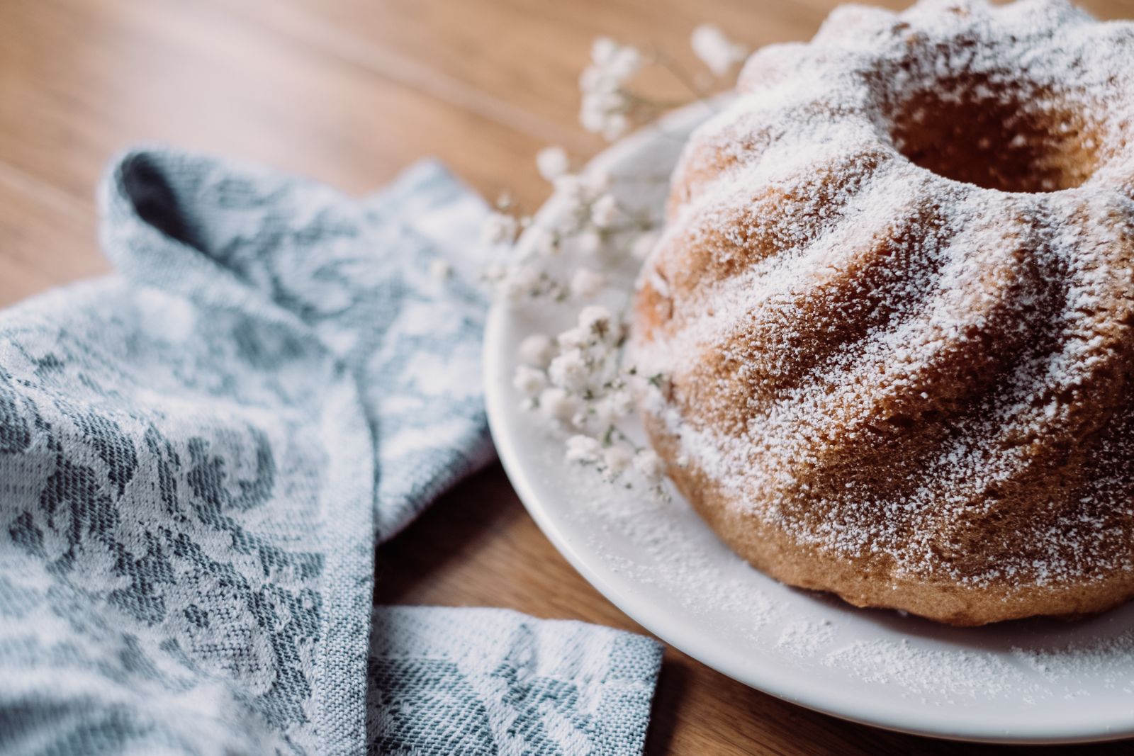 Frisch gebackener Guglhupf mit Puderzucker
